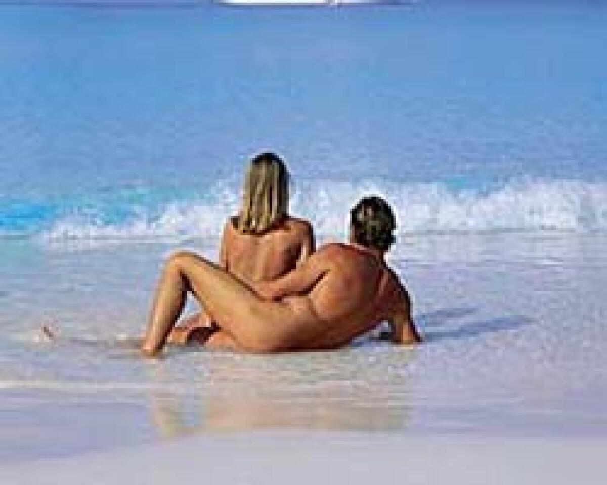 Rimini, spogliarello di gruppo in spiaggia: turisti infuriati - 