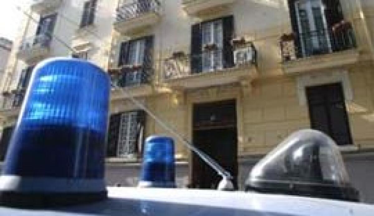 Minaccia il suicidio da un davanzale i CC lo convincono a desistere - 