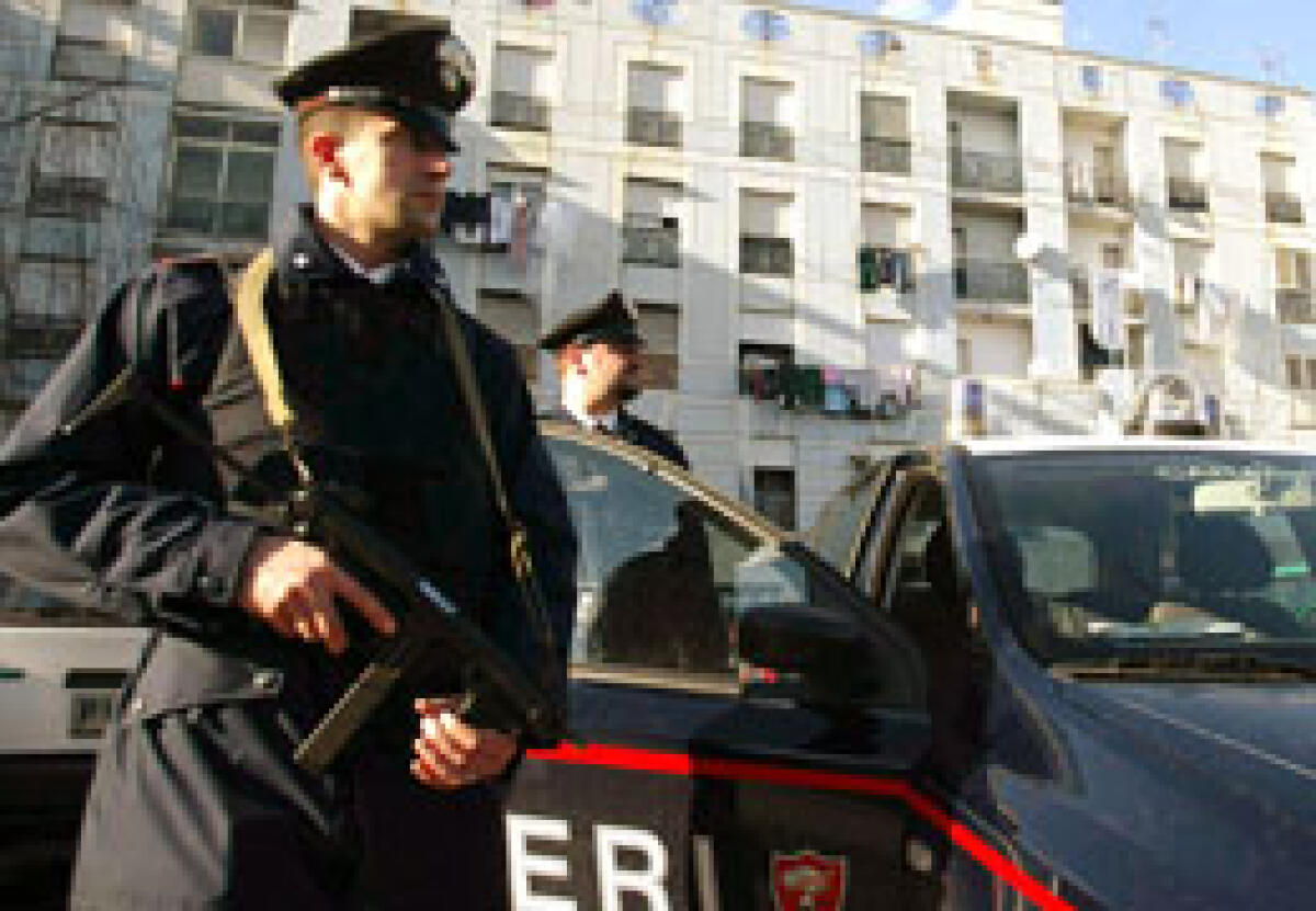 Minaccia la madre e aggredisce i carabinieri -