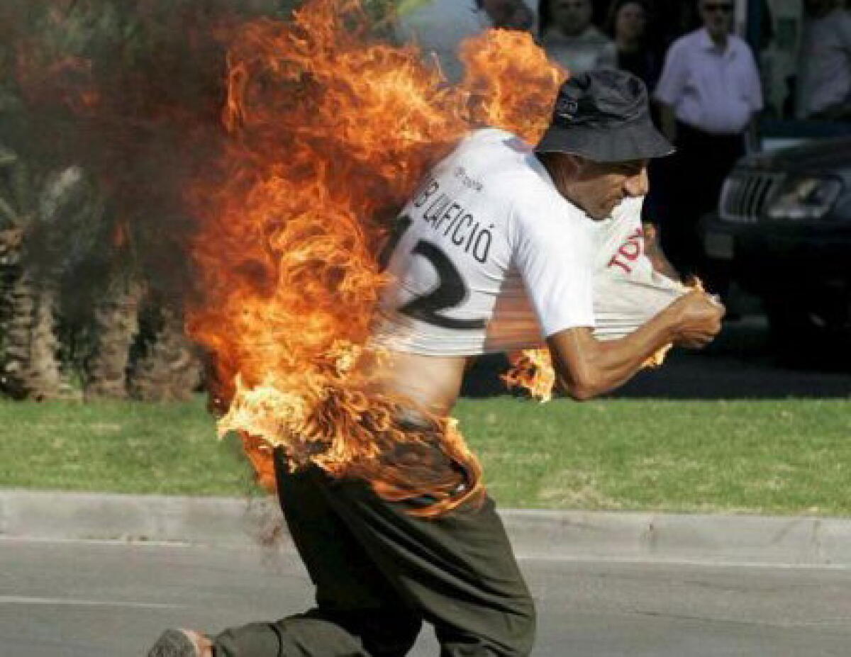 Soffre per amore, compra benzina e si dà fuoco - 