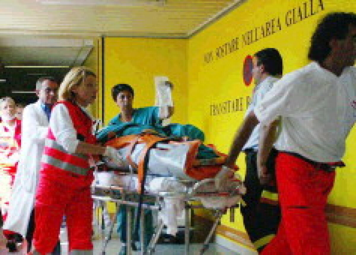 Bimbo cade da una finestra -