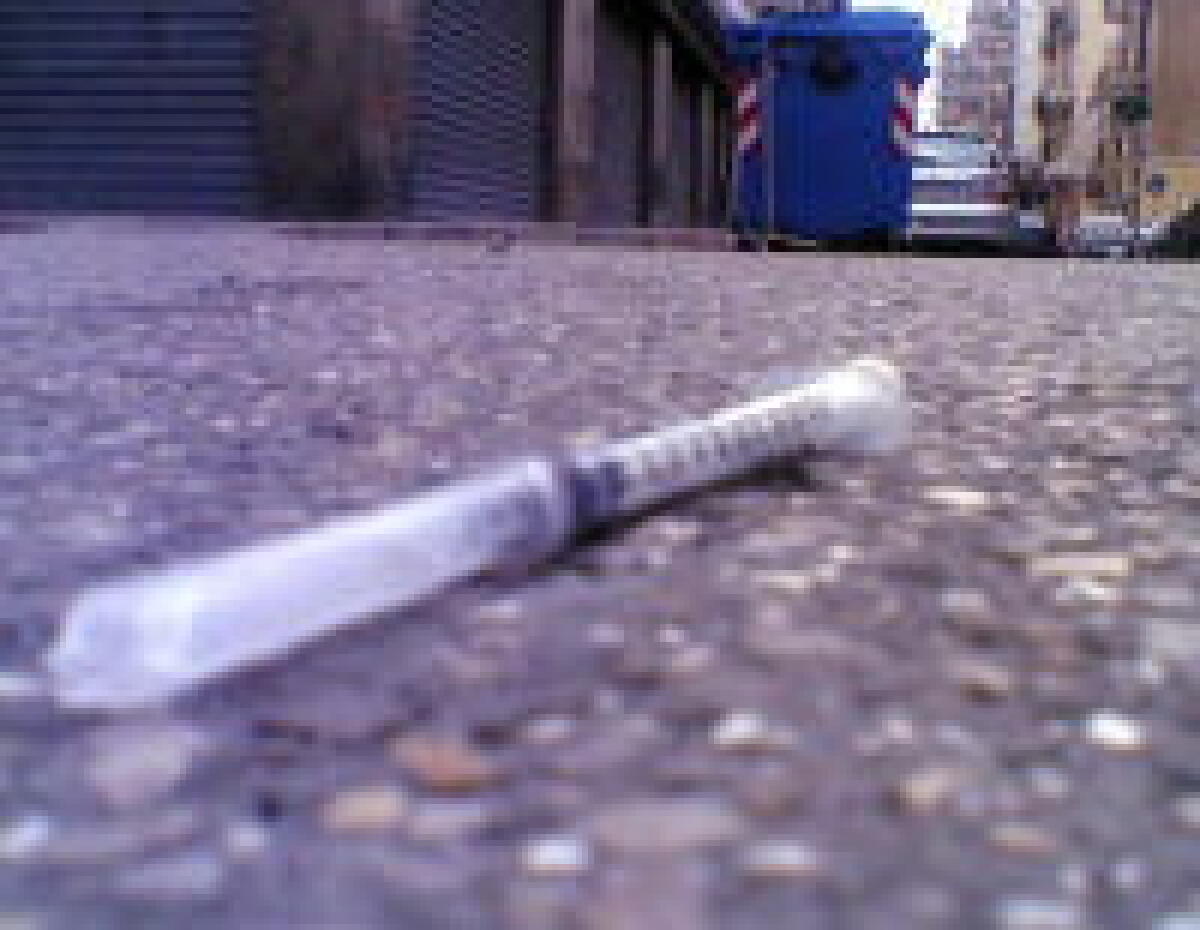 Droga: giovani armate siringa rapinano coetanee -