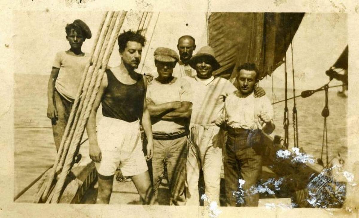 La Vela della barca naufragata, posta nella rotatoria. - 