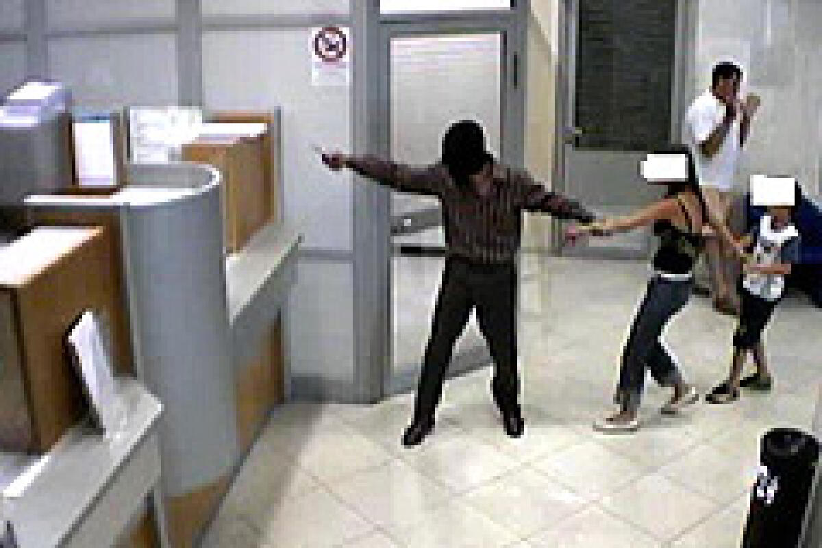 Malvivente rapina banca a Riccione, bottino di 8500 euro - 