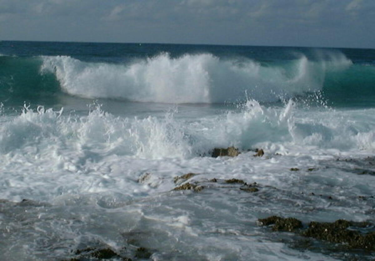 Guardia costiera si tuffa e salva bambini a Rimini - 