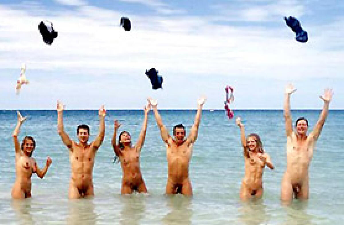 18enni si denudano davanti anziane a Rimini - 