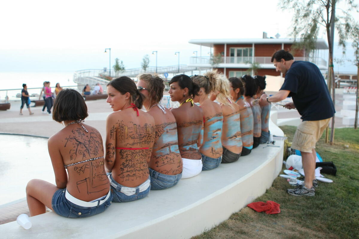 A Cattolica il "bodypainting" di Alberto Cristini. -