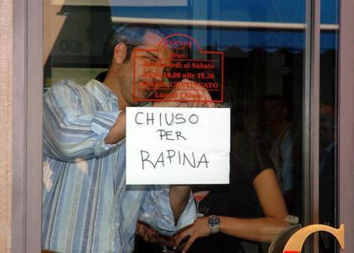 Assaltò banca e farmacia, arrestato rapinatore -