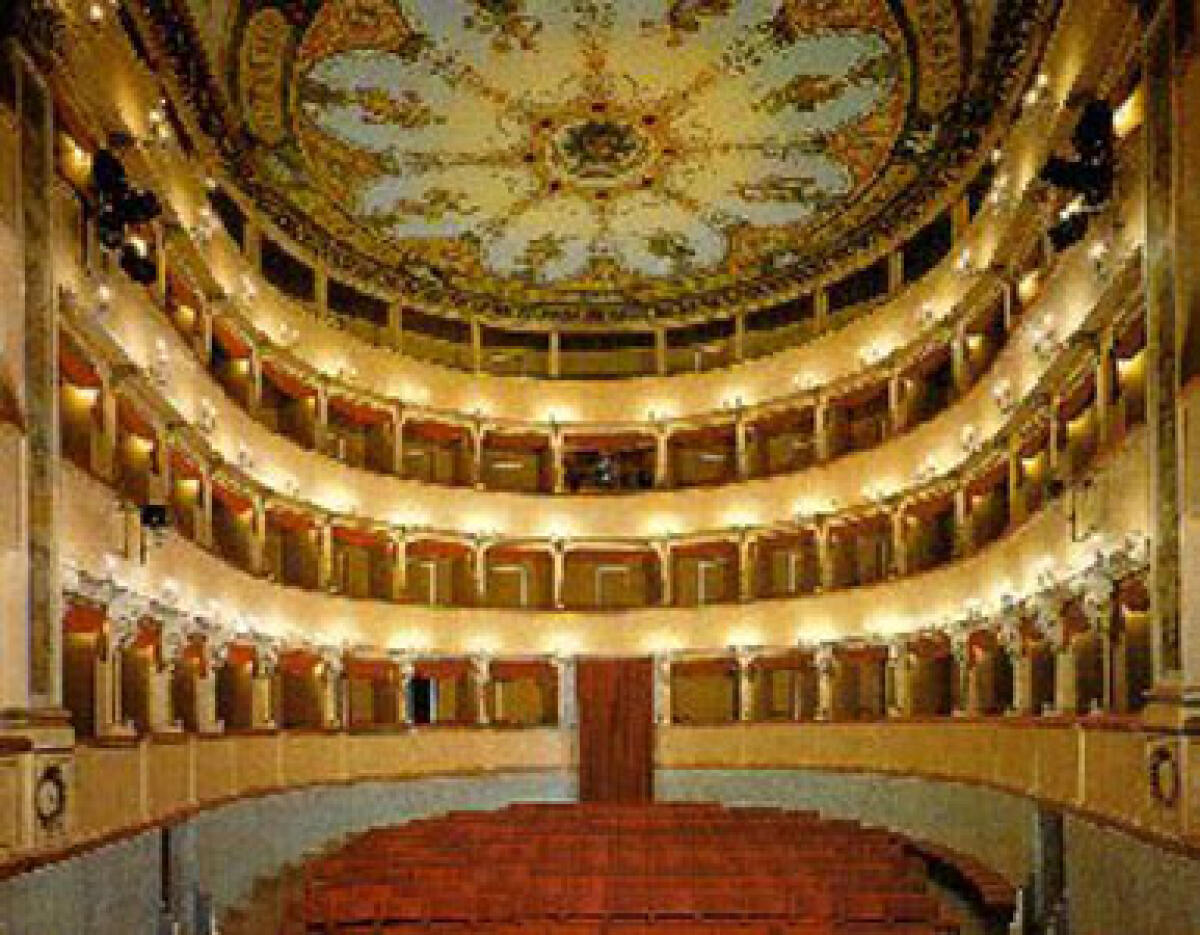 Al teatro Sanzio "le regole del saper vivere nella società moderna" -