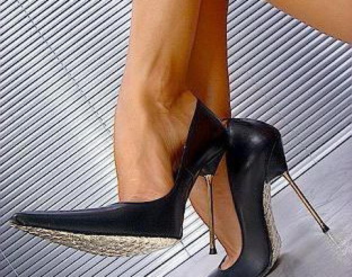 Prof. con tacchi a spillo in tribunale per molestie - 