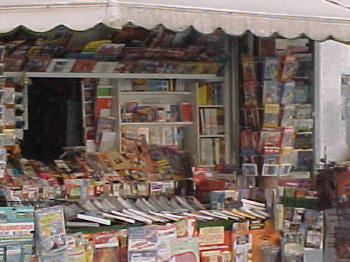 Edicola con riviste porno vicino quelle per bimbi - 