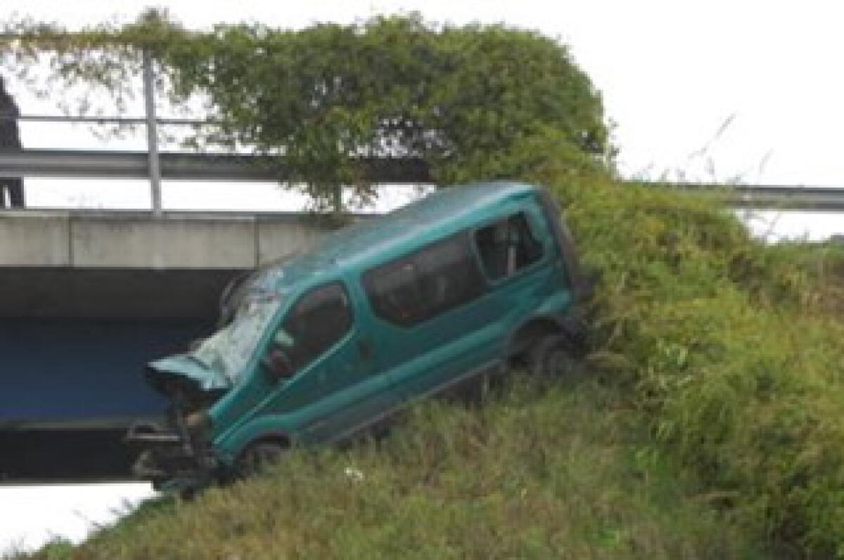 A14: pulmino con ragazzini finisce fuori strada - 