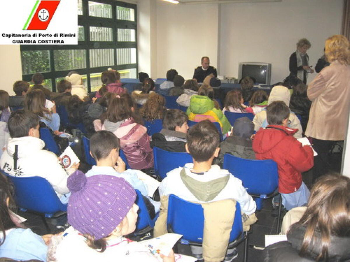 Scuola elementare in visita alla Capitaneria -