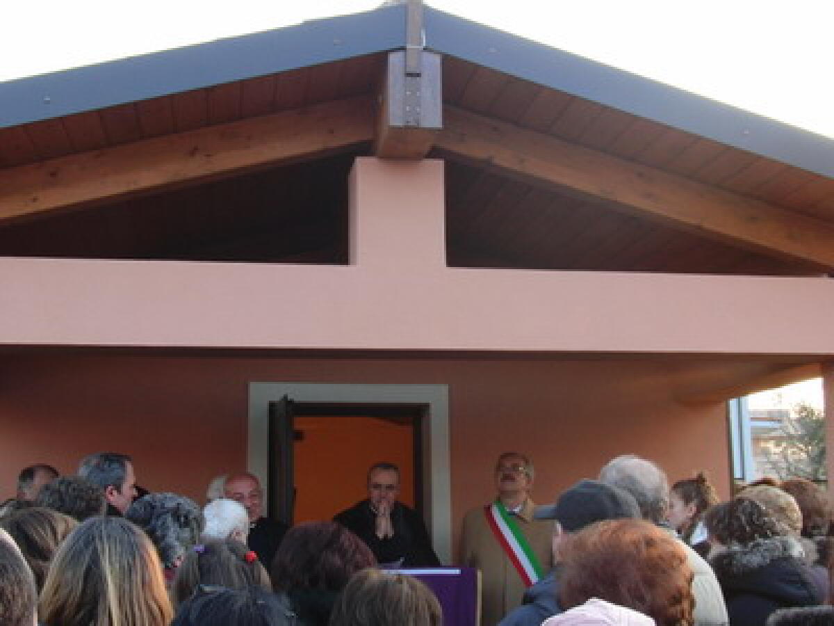 Vescovo Lambiasi ha benedetto e inaugurato la nuova chiesetta in frazione di Santamonica -
