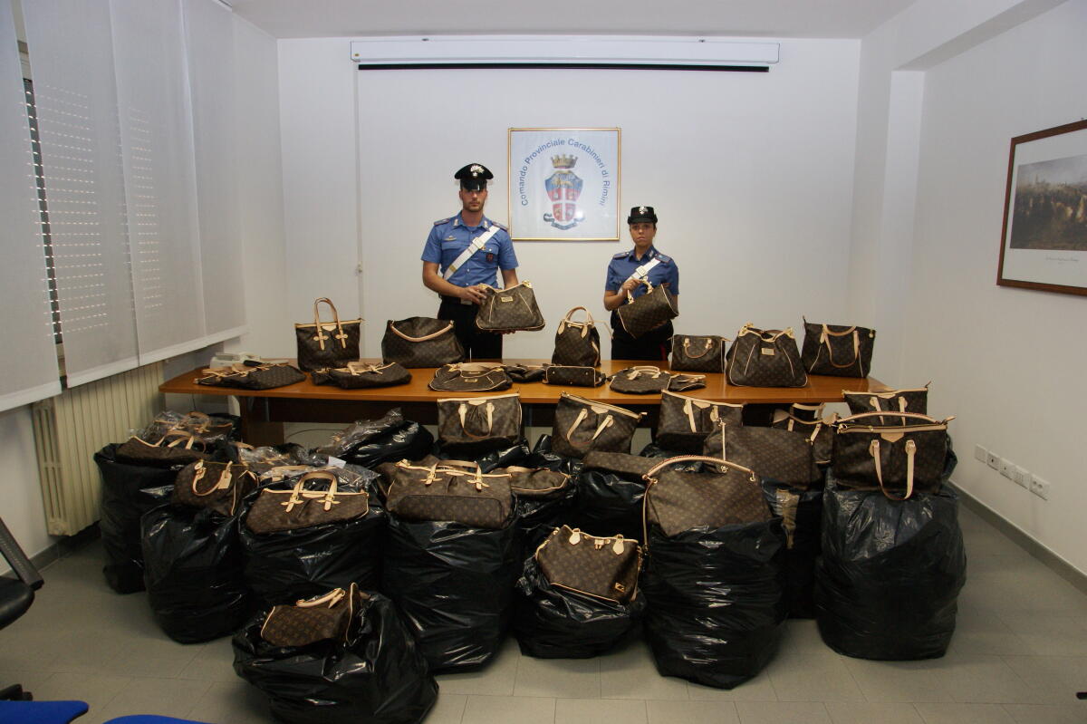Maxi sequestro di false borse 'Louis Vuitton' -