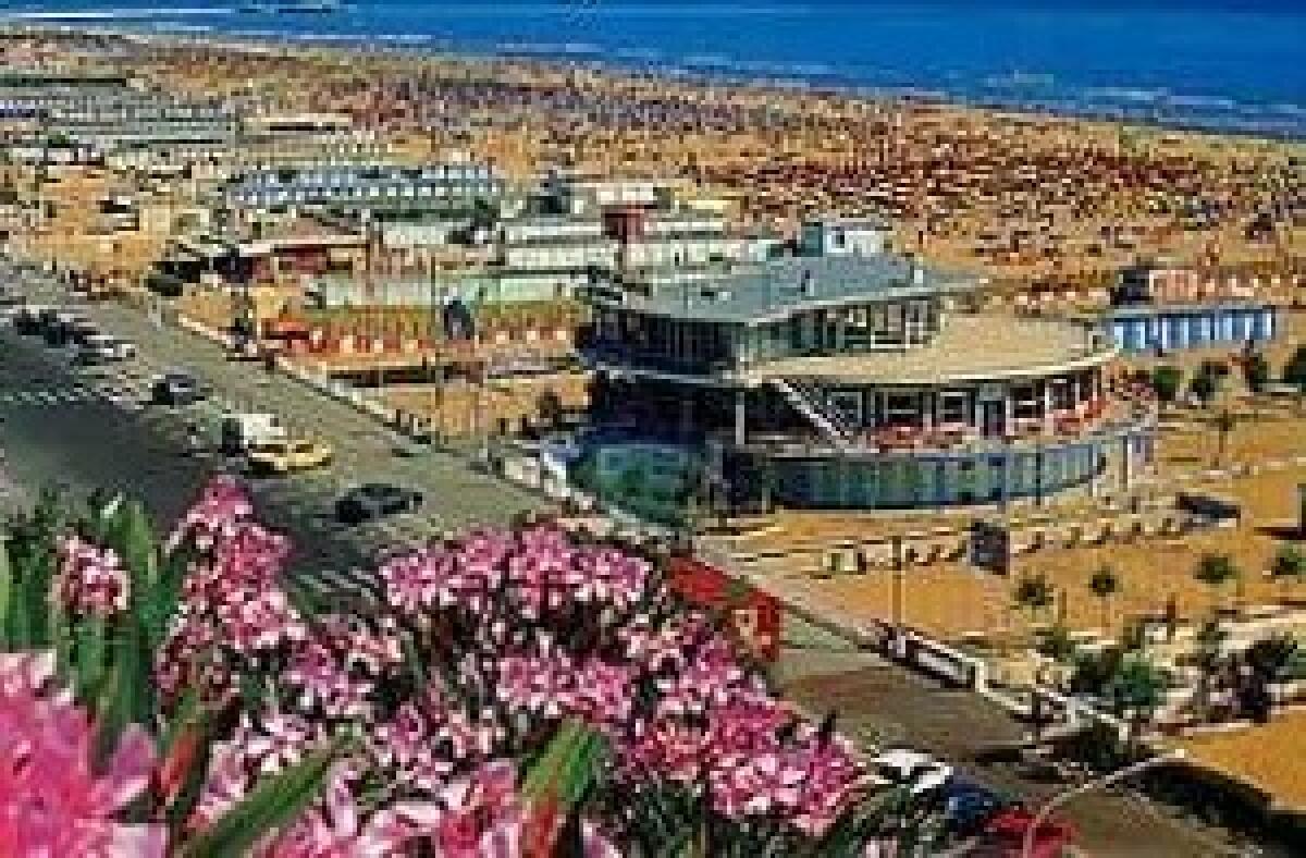 Riapre sulla spiaggia di Rimini la rotonda del 'Nettuno' -