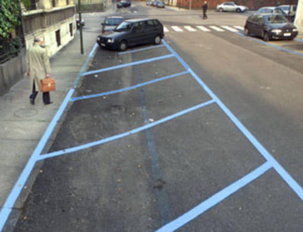 Strisce bianche e strisce blu. Questione parcheggi - 