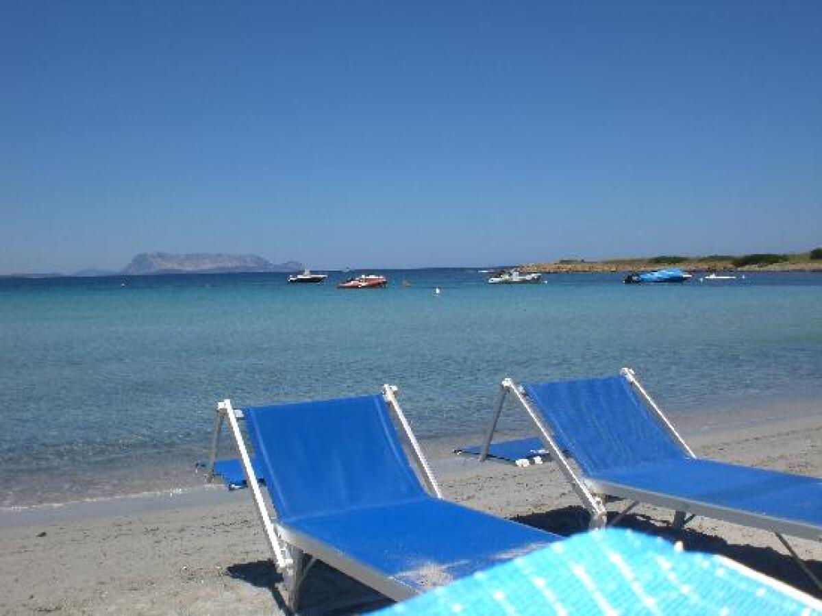 Il caldo &#232; insopportabile. Il prete prende il sole nudo - 