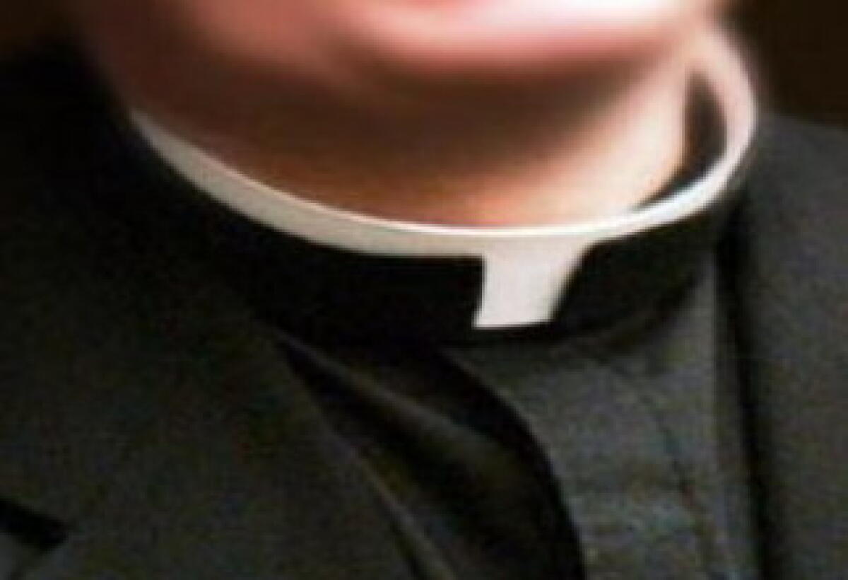 Prete si spoglia in spiaggia a Rimini - 