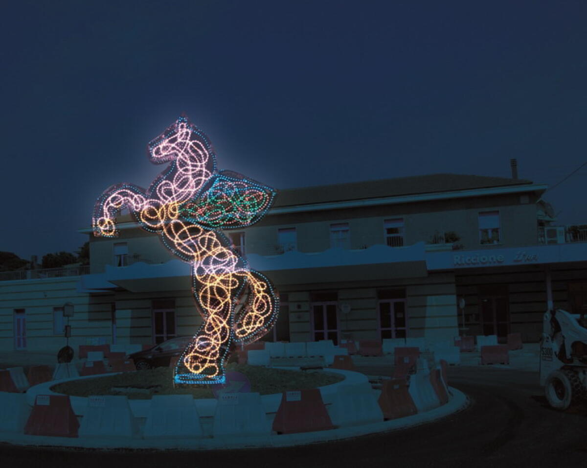 Vittorio Sgarbi inaugura Hippo, scultura a Riccione -