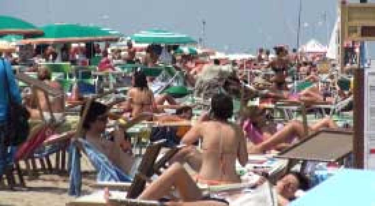 Rimini: spiagge affollate per il primo week end di luglio -