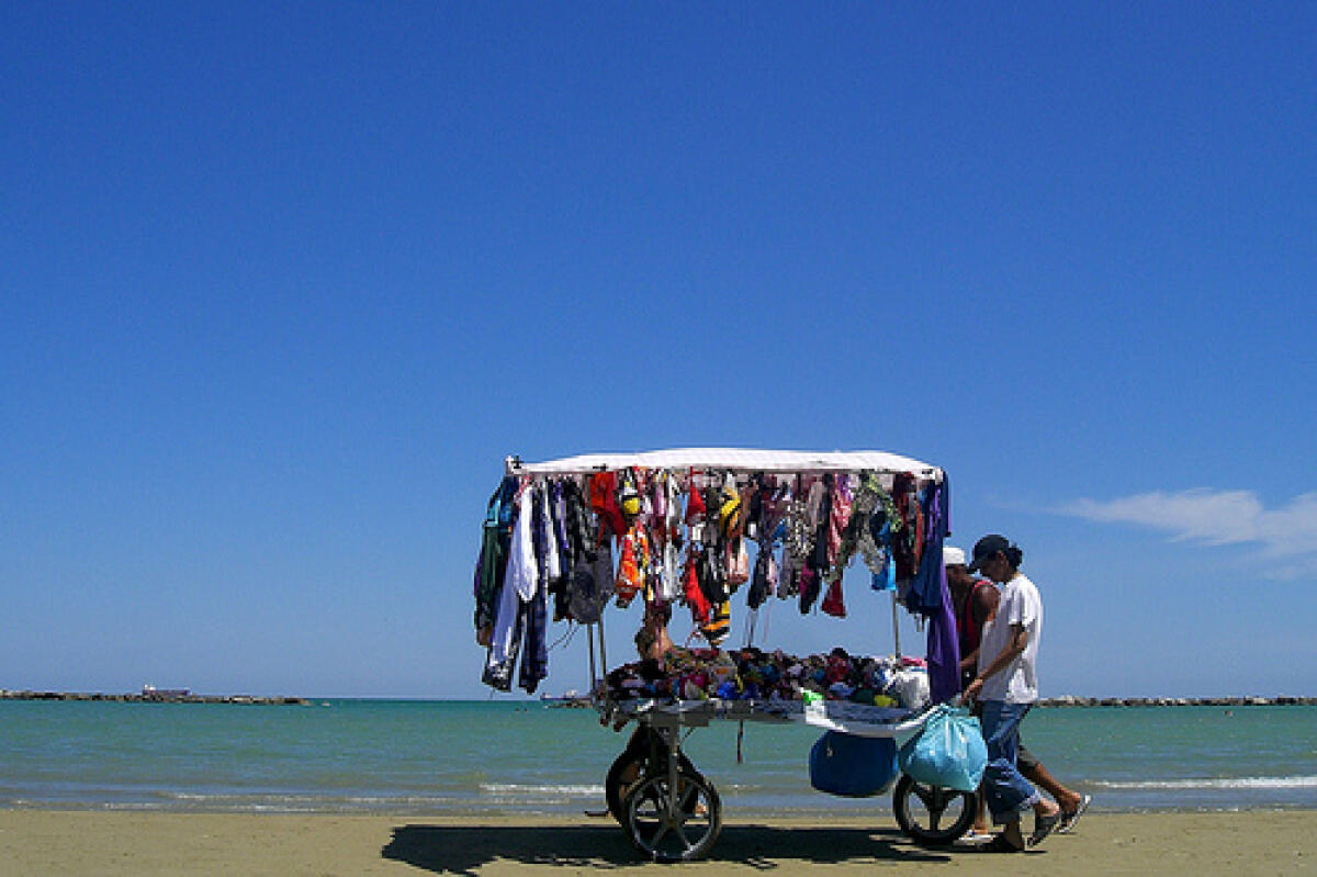 Operazione contro ambulanti su spiagge a Ravenna -