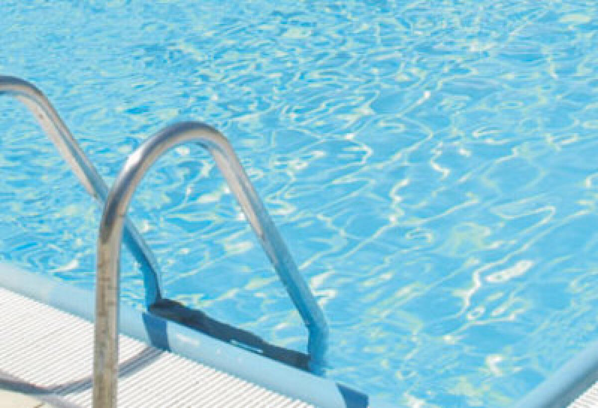 Grave dopo un tuffo di testa in piscina a Riccione - 