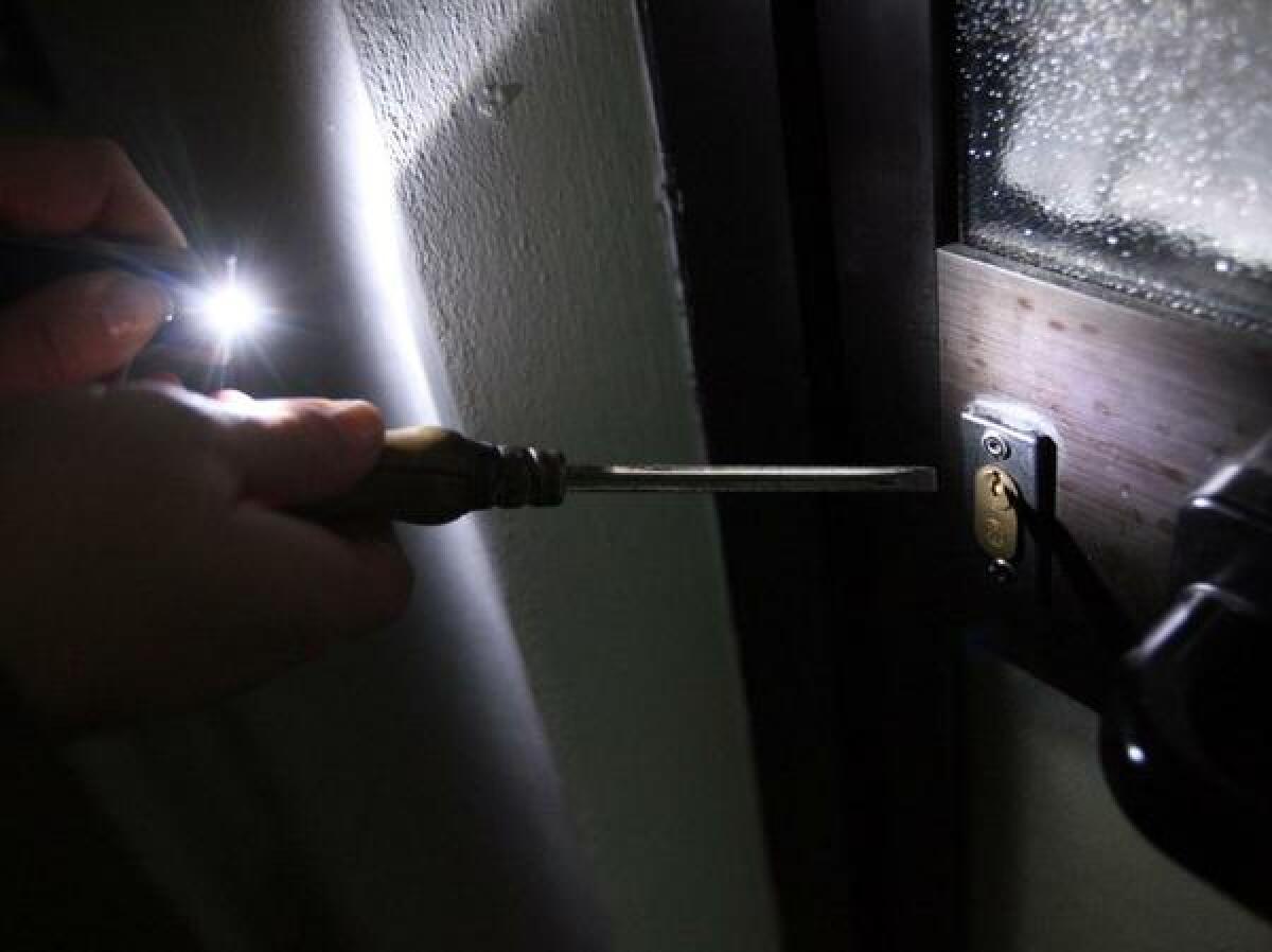 Minacciano il commesso e il furto si trasforma in rapina - 