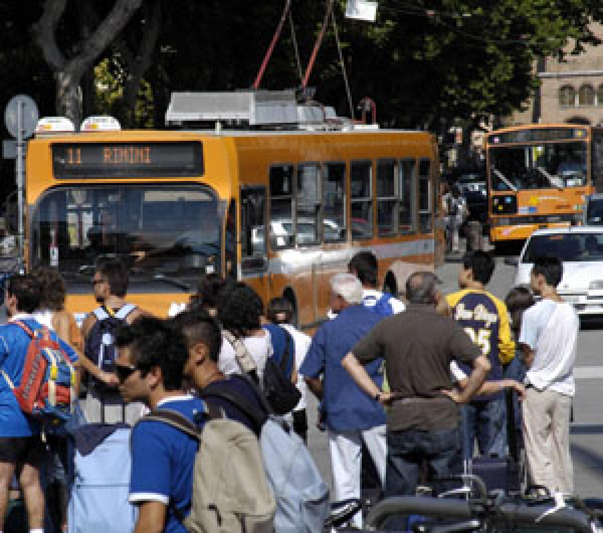 Prende a calci la pensilina degli autobus. Denunciato - 