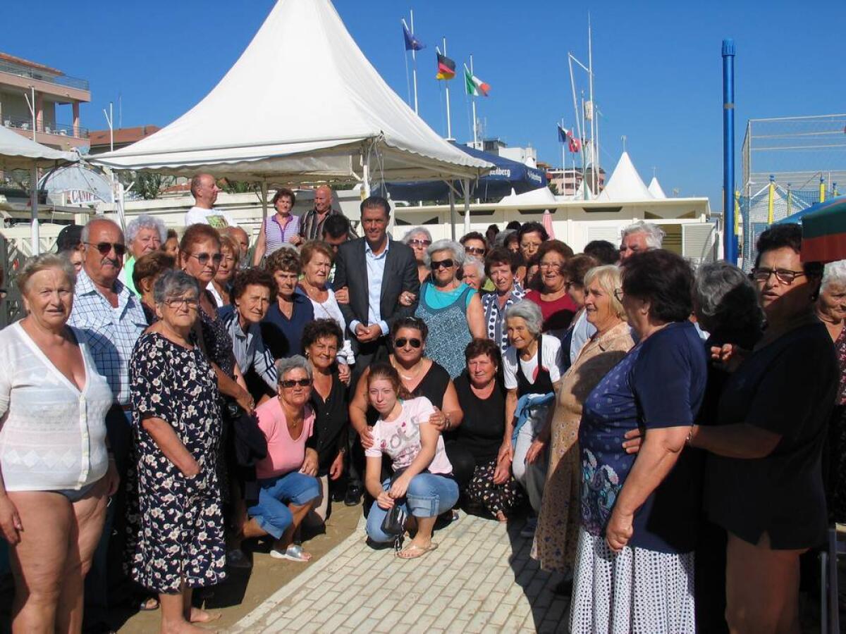 A Santarcangelo il sindaco Mauro Morri in visita agli anziani al mare - 
