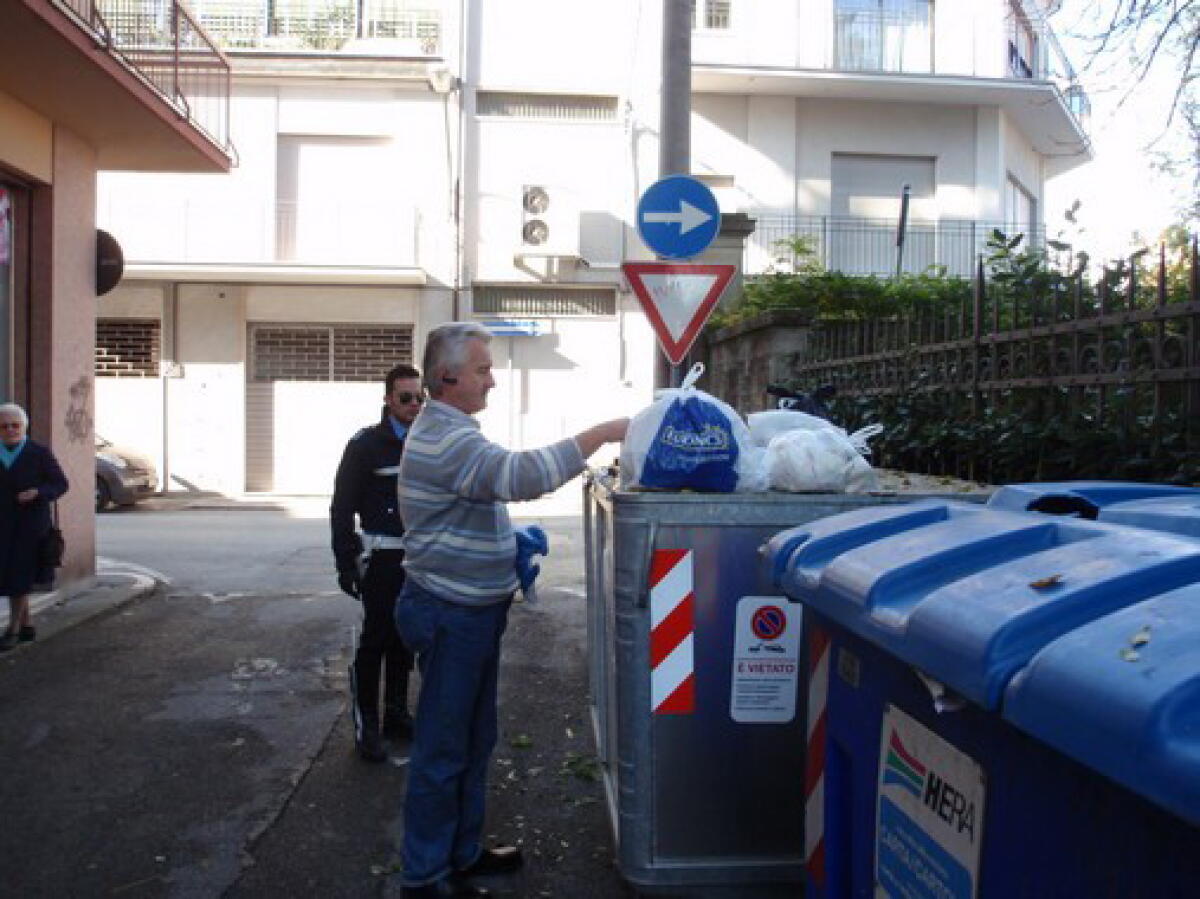 Sacchi della spazzatura abbandonati, aumentano i controlli - 
