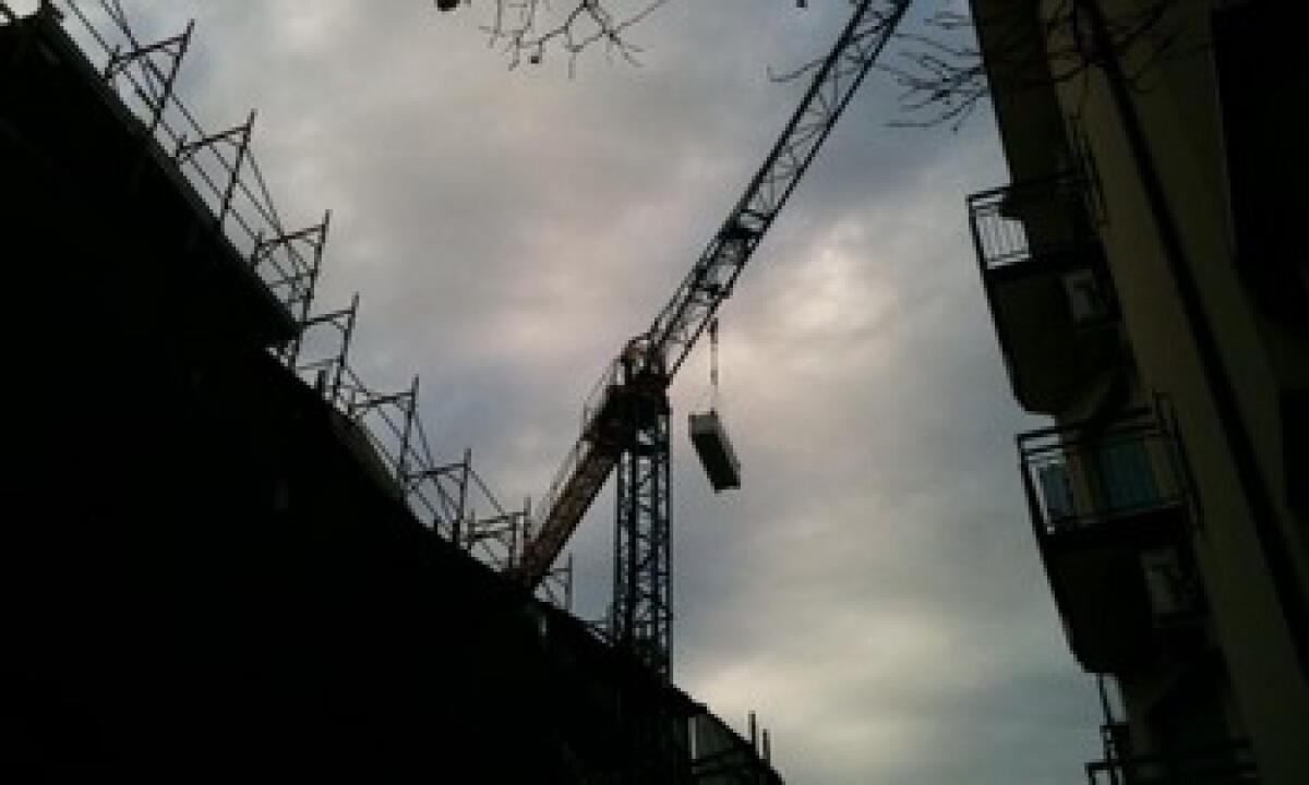 Sceso l'operaio arrampicato su una gru - 