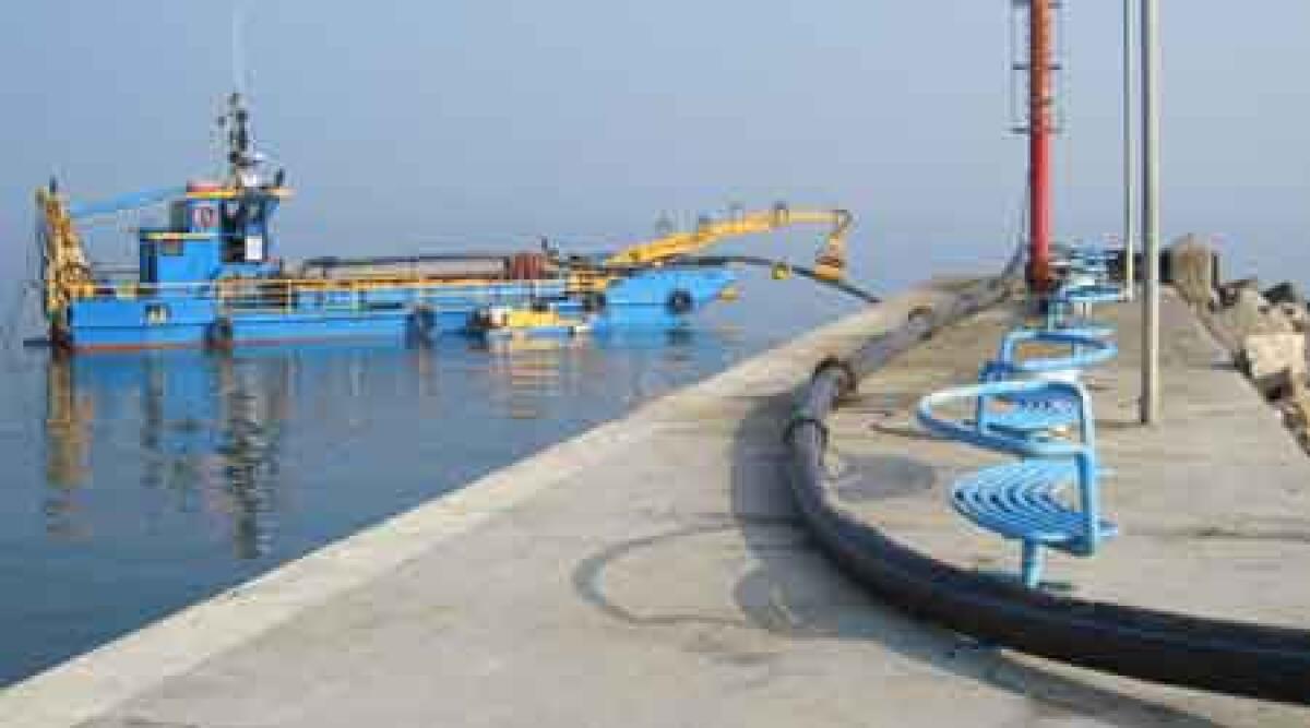 La draga della Geat ripasce la spiaggia a Riccione - 