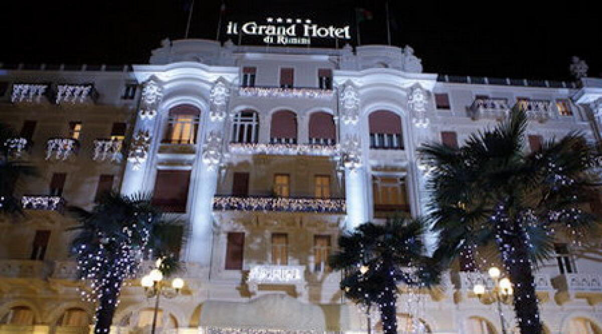 Grand Hotel Rimini: 24enne si getta dal balcone per una spogliarellista - 