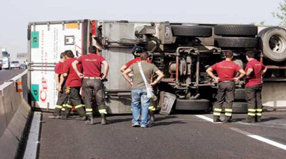 Camion si ribalta in A14, un uomo ferito gravemente - 