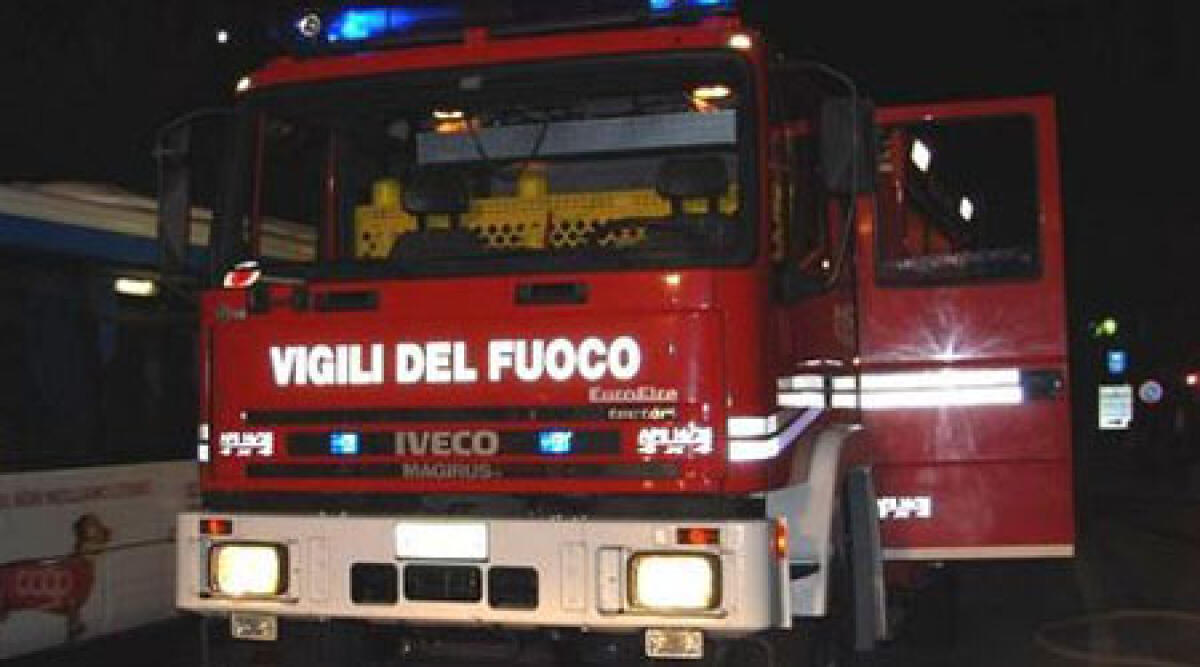 Incendio al Rio Grande di Igea Marina, distrutto deposito - 