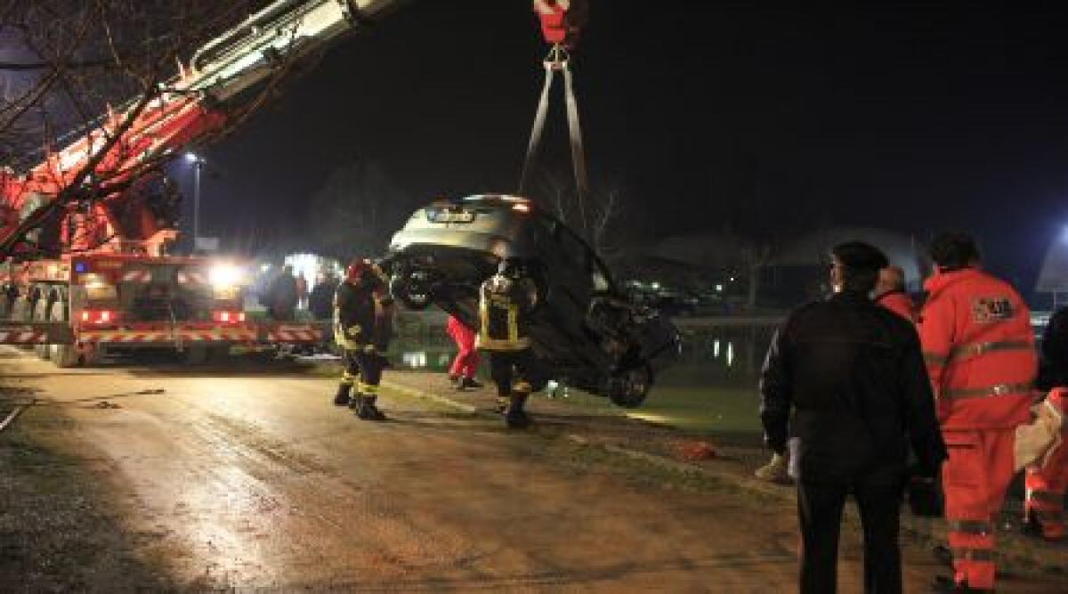 Auto nel lago. Muoiono due giovani a Bellaria - 