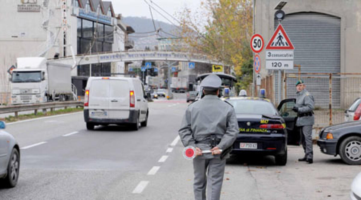 Ragazzo fermato al confine di san Marino con macete e fucile - 