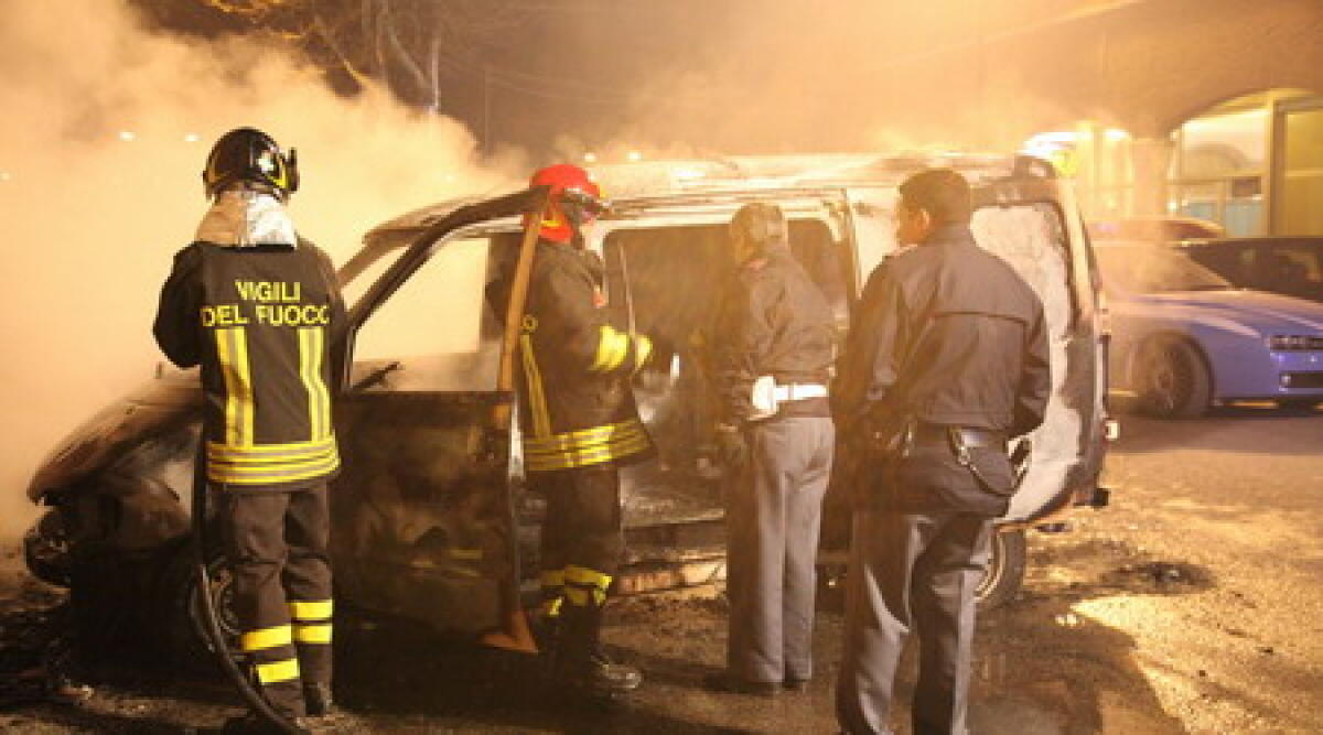 Macchina e cabine da spiaggia a fuoco a Rimini - 