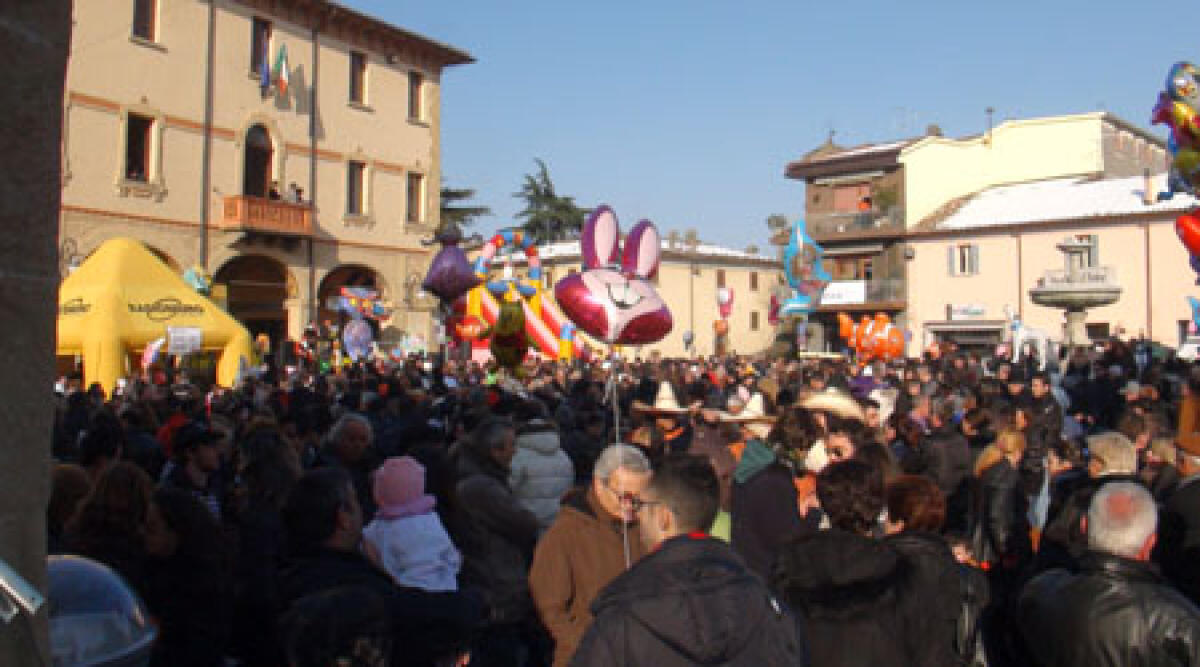 Migliaia di spettatori al carnevale di Novafeltria, il video di altarimini -