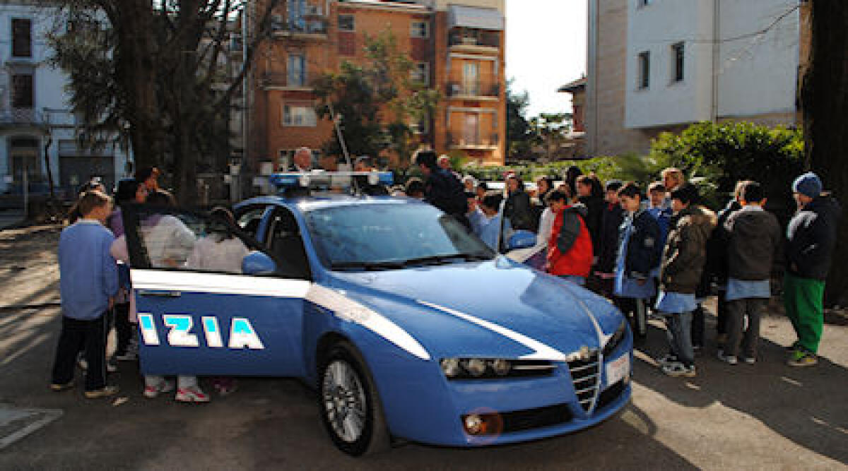 La polizia incontra i bambini dell'Istituto Ferrari -