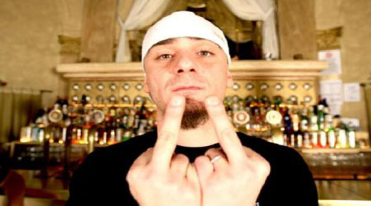 J-Ax si esibisce in un Dj Set al jolly di Novafeltria -