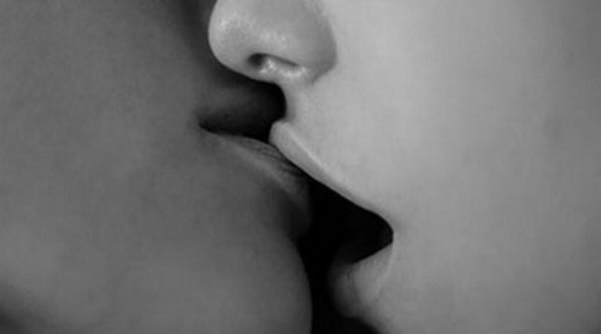 Baci spinti nel parco, passante chiama il 113 - 