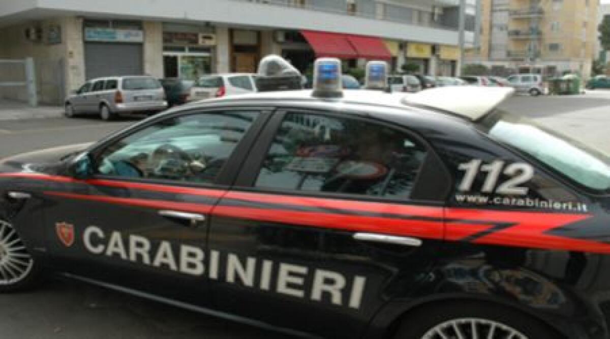 Aggredisce una coppia di coniugi. Carabinieri sulle sue tracce - 