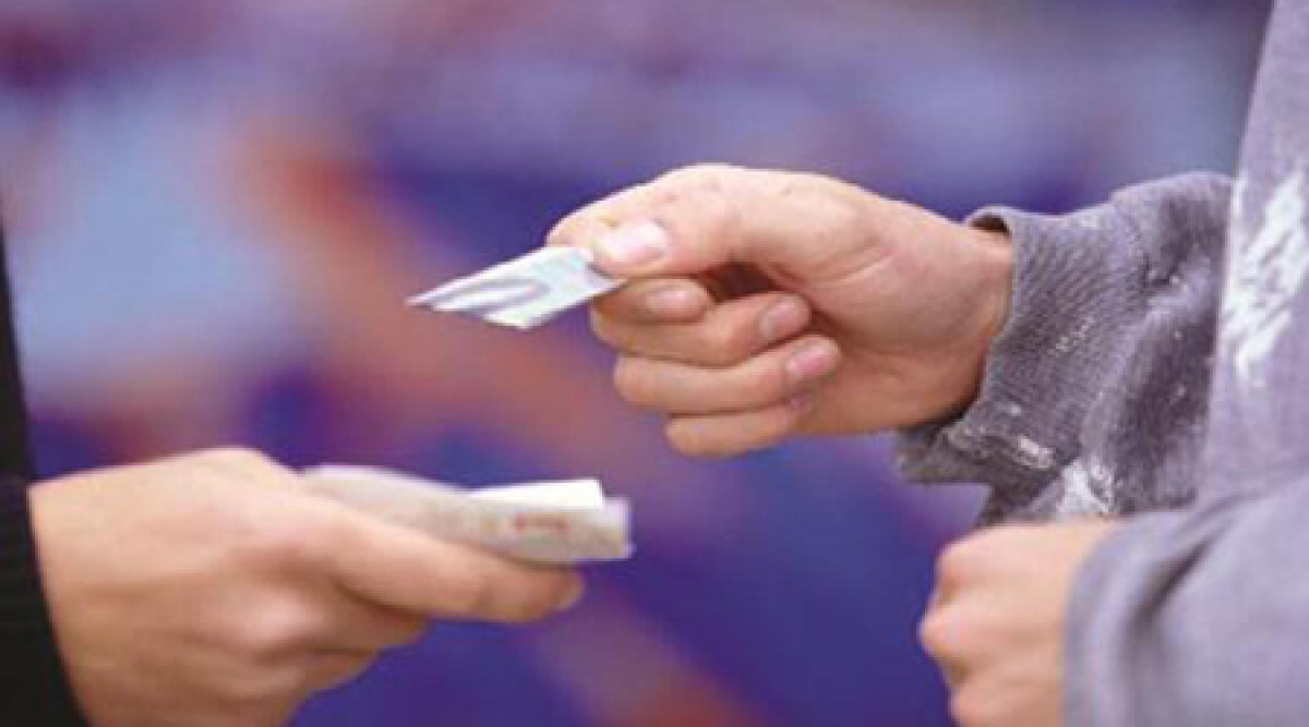 Anziano offre soldi a minore per sesso: denunciato -