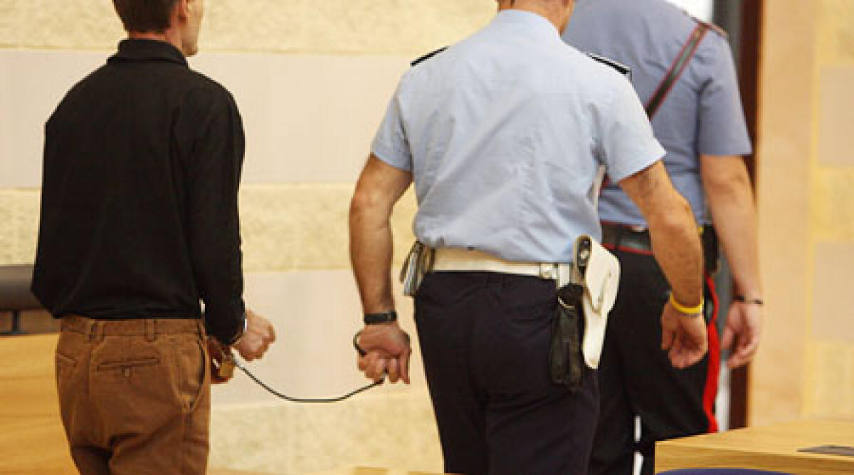 Crede di essere ricercato. Reagisce alla polizia e finisce in manette - 