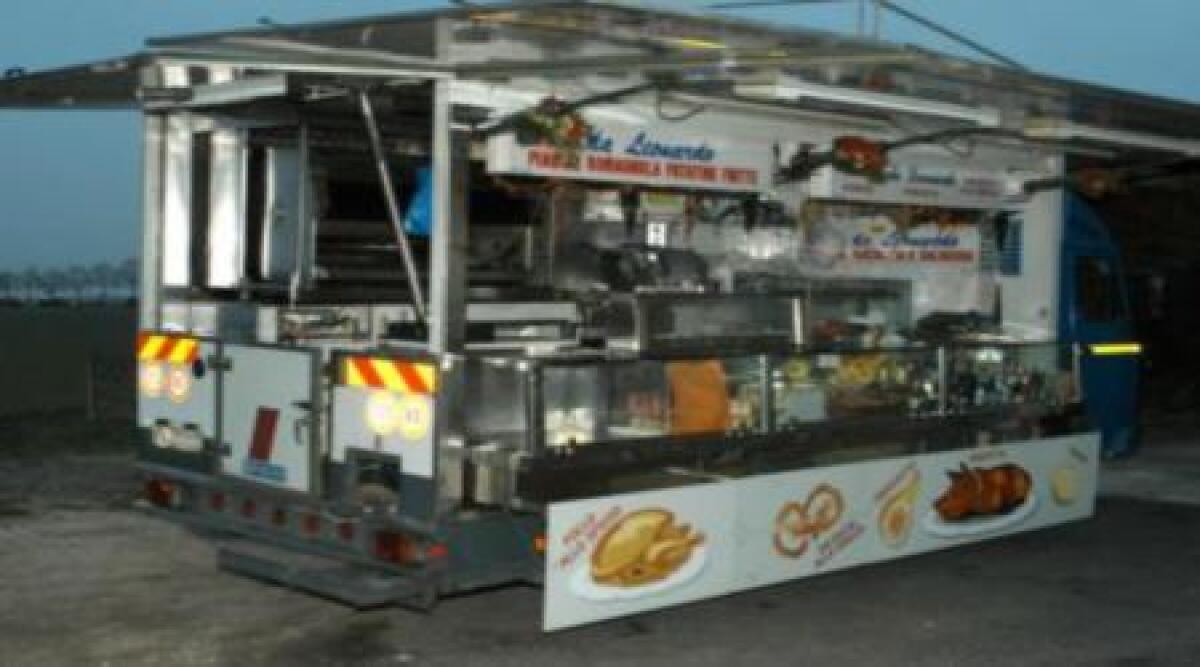 Sequestrato chiosco ambulante di piade e cassoni - 