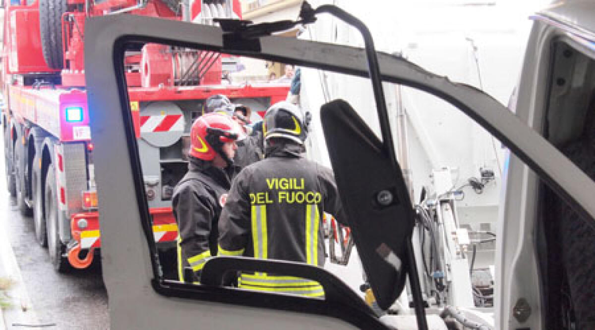 Camion incastrato nel sottopasso a Porto Verde di Misano. Due feriti -