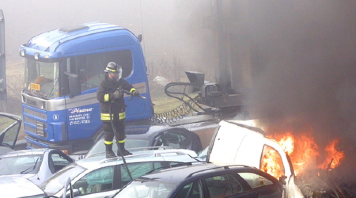 Incendio camion in A-14: individuata la vittima - 
