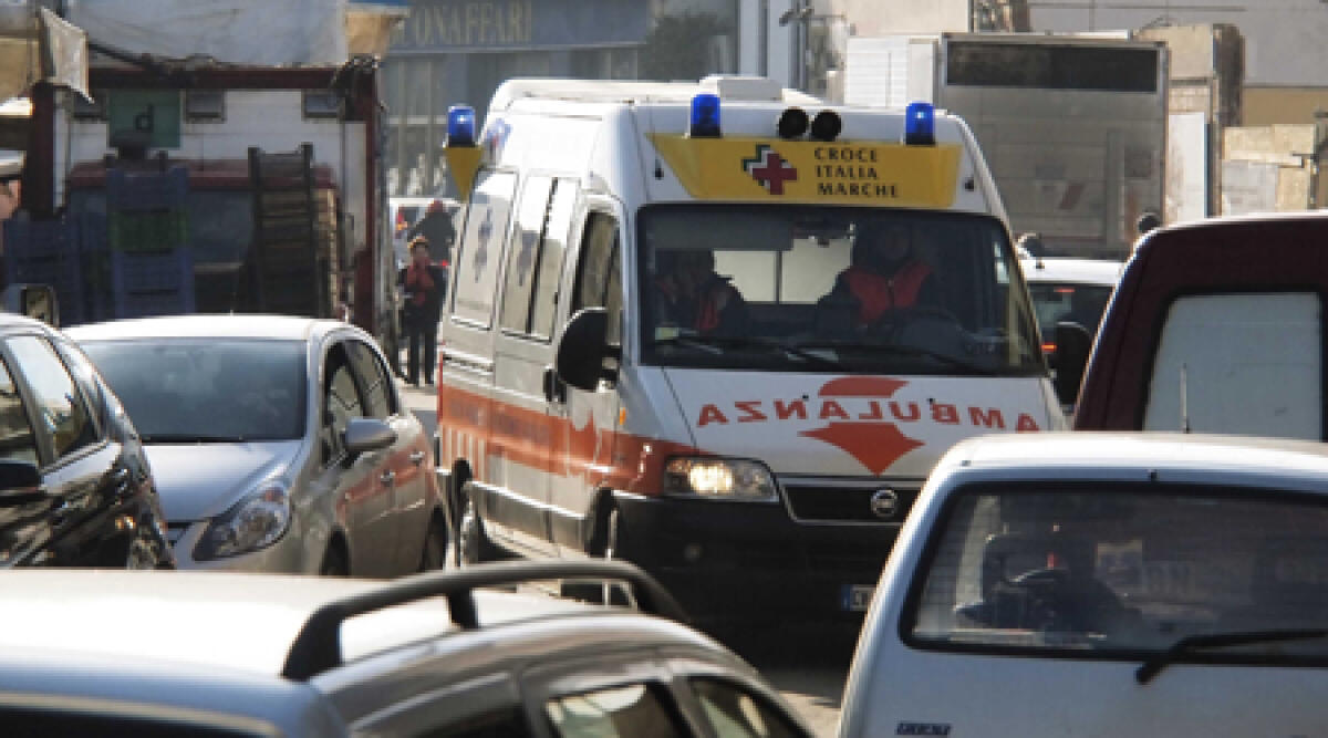 Incidente, centenaria travolta da novantenne a Riccione, ferita -